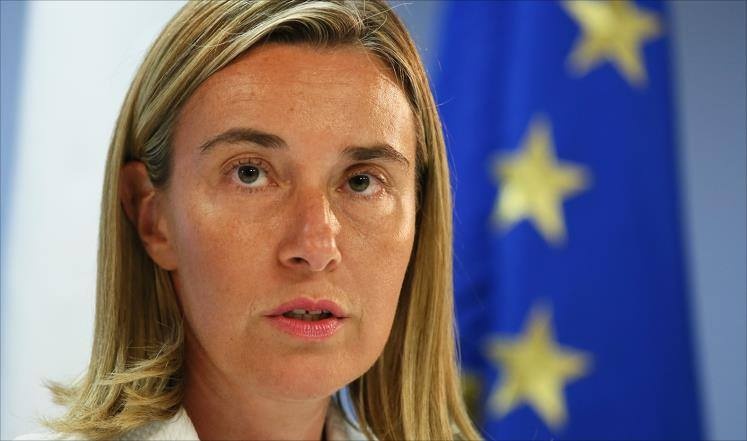 دموع مسؤولة أوروبية تعلق مؤتمرا صحفيا