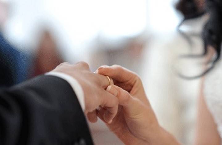 عريس ينسى عروسه في محطة تعبئة