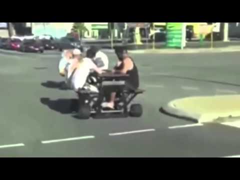 شاهد- أشخاص يجوبون الشوارع على طاولات