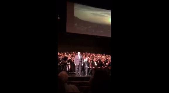 بالفيديو: سعودي يصدح بالأذان خلال حفلة