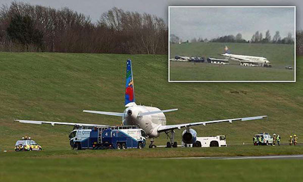 نجاة 180 راكبا انحرفت طائرتهم عن