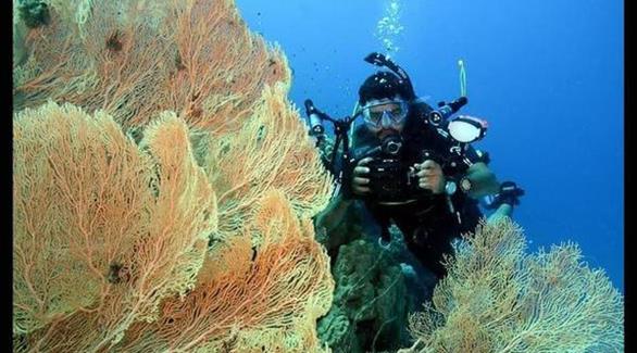 سعودي يقضي 10 ساعات تحت الماء