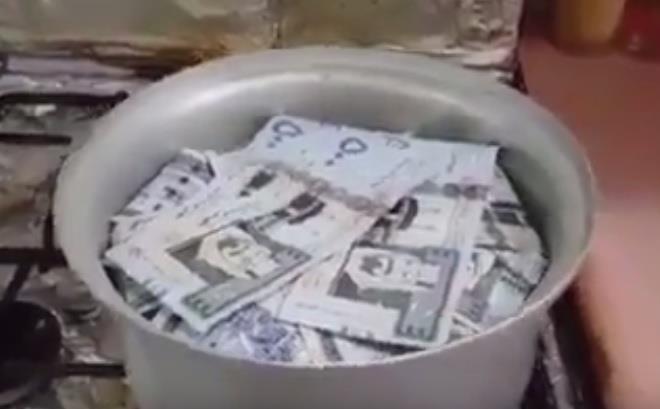 فيديو: شاب يتباهى بطبخ كبسة وتجهيز