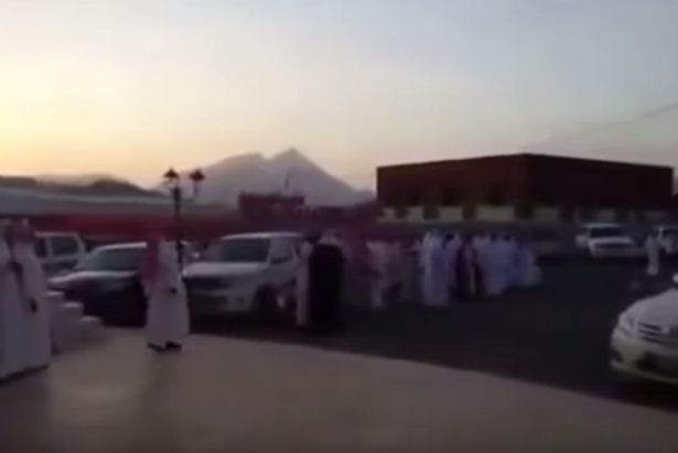 عريس سعودي يعتدي على أحد المدعوين