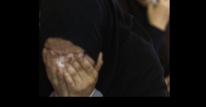 أم تسكن الحمامات العامة مع اطفالها