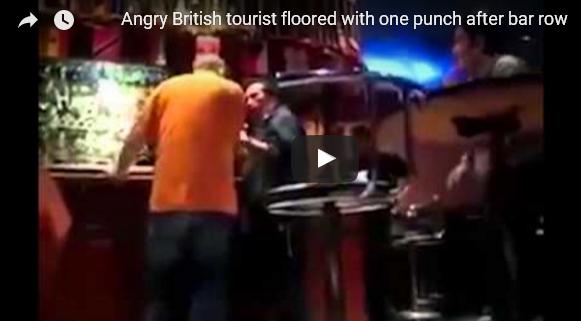 بالفيديو: نادل يهاجم سائحا بريطانيا متذمرا