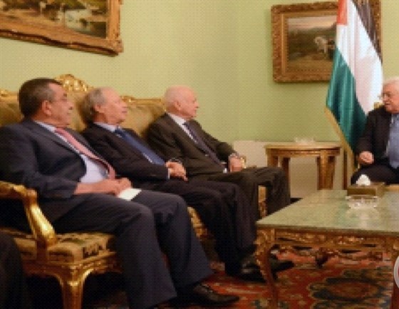 (أبو مازن) يطلع السيسي على آخر