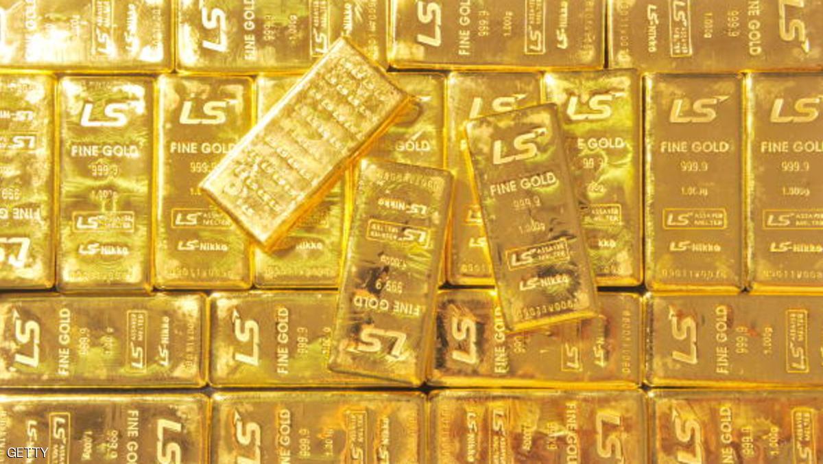 الذهب يهبط 1 بالمئة في العقود