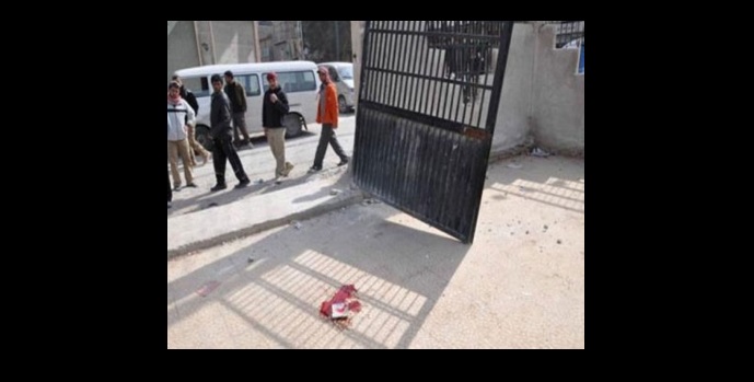 باب مدرسة يسقط على طالب في