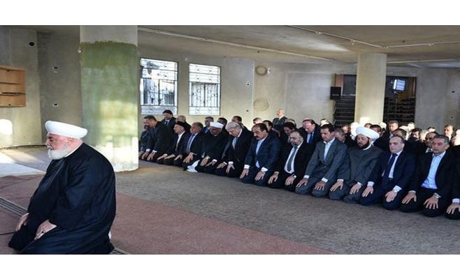 الأسد يؤدي صلاة العيد في داريا