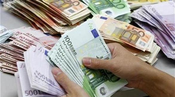 ألمانية تلقي في القمامة حقيبة خبأ