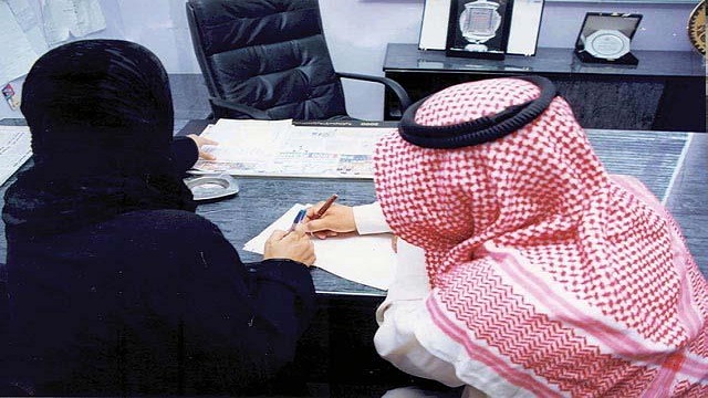 مواطنة عشرينية تخلع زوجها الستيني بعدما