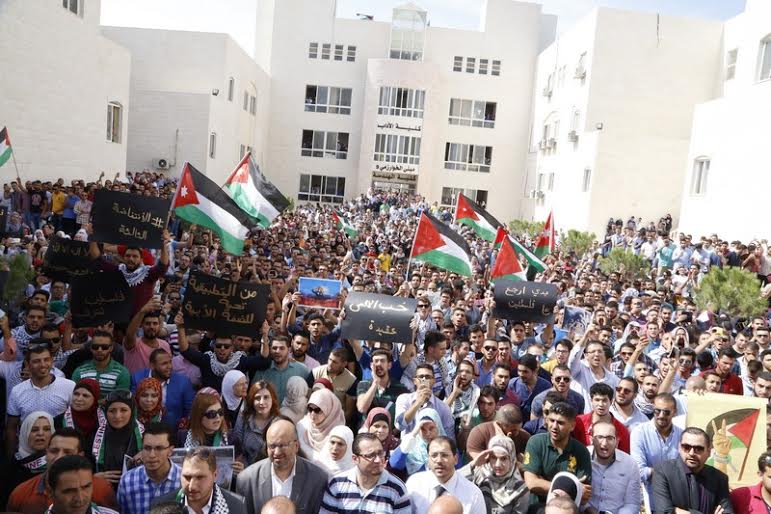 طلبة (العلوم التطبيقية) ينفذون وقفة تنديدا