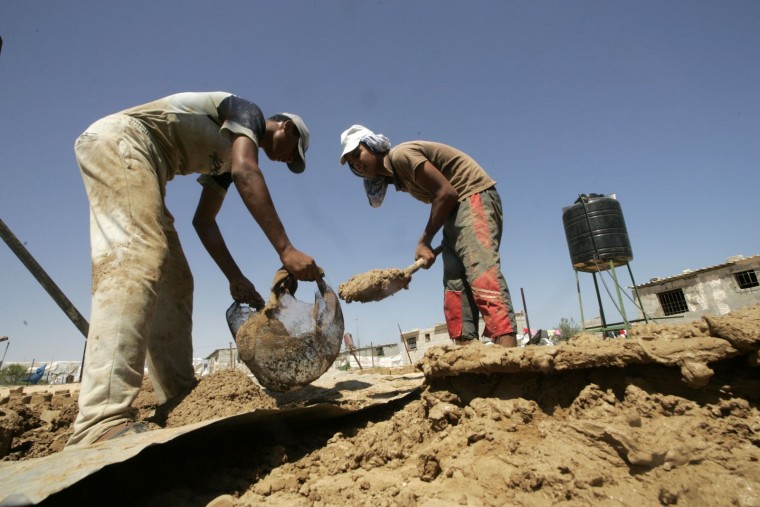 انخفاض الأجور والتأمين الصحي الهم الأكبر