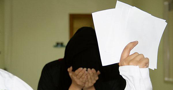 متزوج من امرأتين يبتز عشرينية بعد