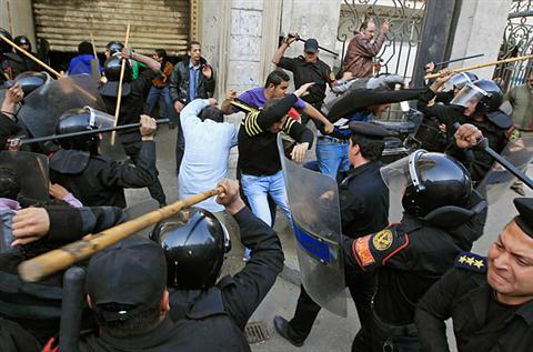 مصر : السجن (عامين) لعشرات المتظاهرين