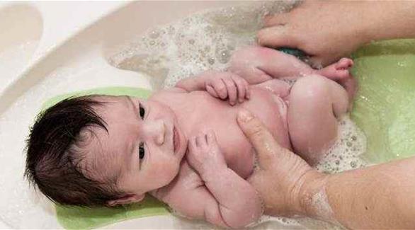 كم مرة يستحم الطفل حديث الولادة؟