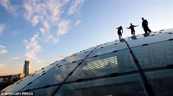 بالفيديو: مغامرون صغار يتسلقون سطحا زجاجيا