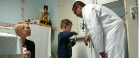 هذه قصة يمني كسب قلوب أبناء