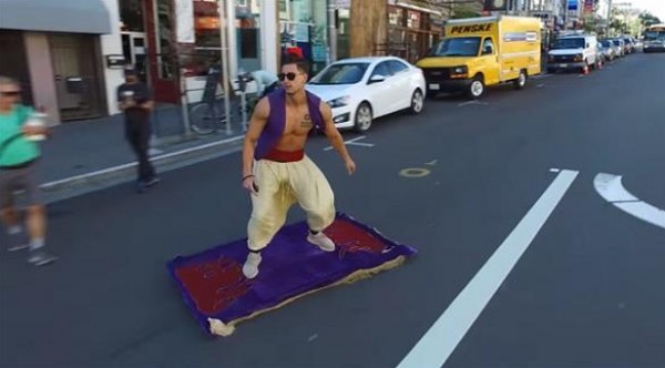 بالفيديو.. علاء الدين يتجول على بساطه