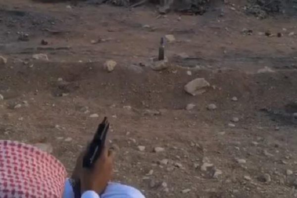 فيديو: يفتح غطاء قارورة زجاجية بمسدسه