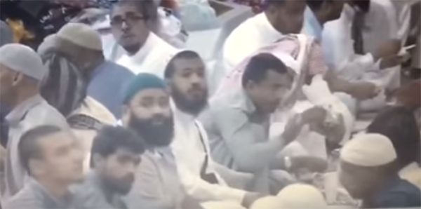 رد فعل المصلين بـ(المسجد النبوي) لحظة