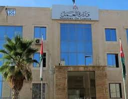 موظفان يختلسان مليونين و150 ألف دينار