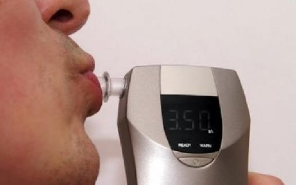 البدء بقياس نسبة الكحول لدى السائقين