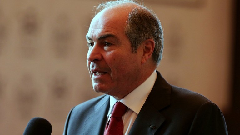 راتب ( فتاة الرئاسة ) ..