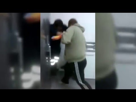 إقالة شرطي مازح زميله بمسدس صاعق