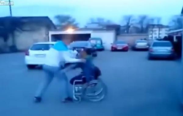 مشلول يمشي على قدميه خلال تعرضه