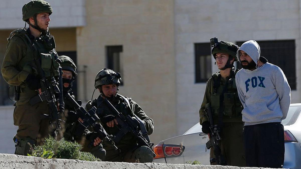 اعتقال 30 فلسطينيا في الضفة الغربية