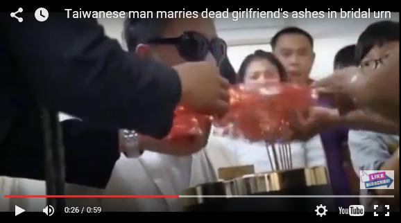 بالفيديو: تايواني يتزوج رماد حبيبته المتوفاة