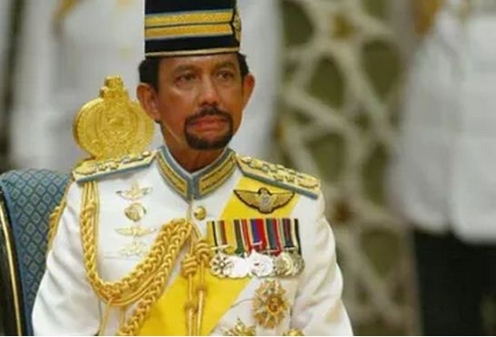 سلطان بروناي يحظر على المسلمين الاحتفال