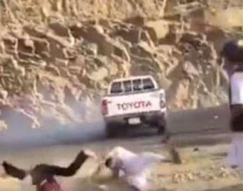 بالفيديو : مفحط يدهس 3 من