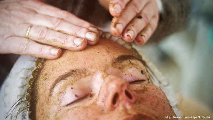 فوائد ومخاطر(الكربون النشط)في مستحضرات التجميل