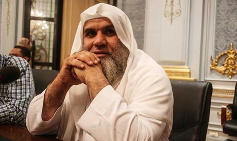 نائب النور يرفع المصحف بديلا لعلم