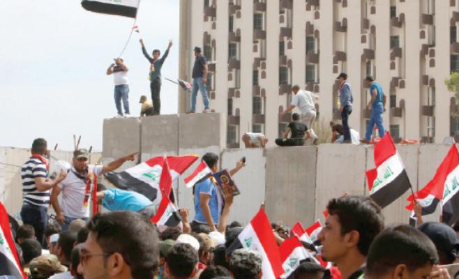 آلاف العراقيين يتحدون تحذيرات الحكومة ويتظاهرون