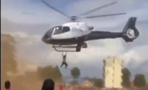 شاهد .. شاب كيني يتعلق بطائرة