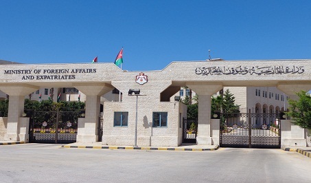 السفير جرادات يقدم اوراق اعتماده للرئيس