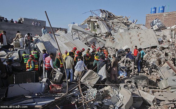 مقتل 16 شخصا في انهيار مصنع