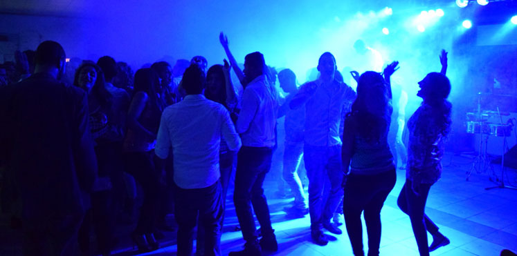 حفلة مختلطة تطيح بوزير الثقافة الإيراني