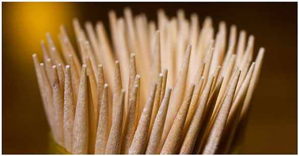 عود تنظيف أسنان يعلق في قلب