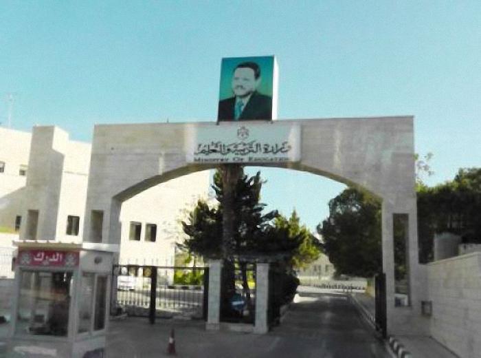 إنذار مدرستين خاصتين لتدريسهما مناهج غير