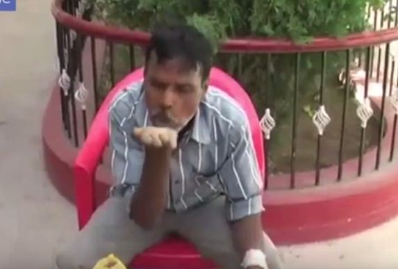 رجل مدمن على تناول الحجارة (
