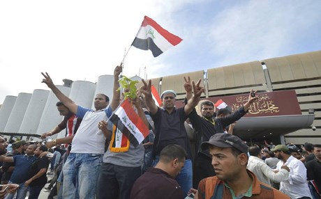 المتظاهرون يهاجمون مقرات الأحزاب في الديوانية