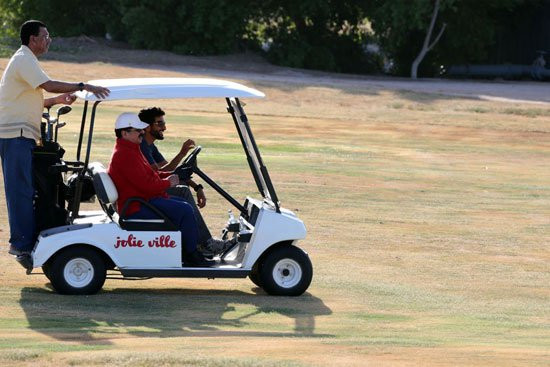 ملك البحرين يمارس الرياضة ويسبح بشواطئ