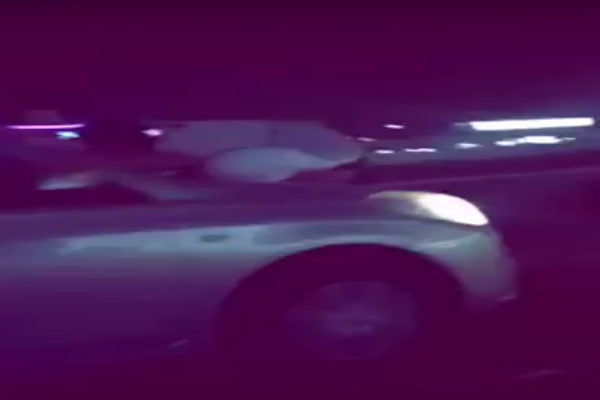 شاهد سعودي يقود بسرعة عالية وزميله