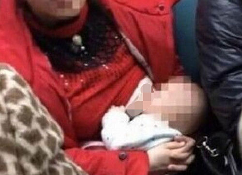 جدل على الإنترنت حول أم شابة