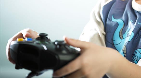 طفل يشكو والدته للشرطة لأنها منعته